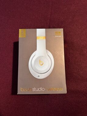 Beats Studio3 Wireless Headphones - baby blue with Gold Accents